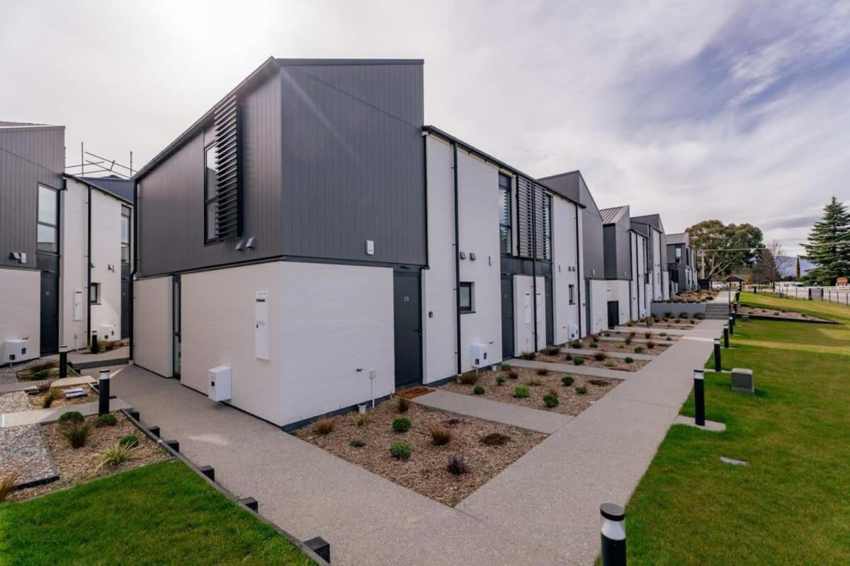 Alps And Lake Retreat Wanaka Albert Town Bagian luar foto
